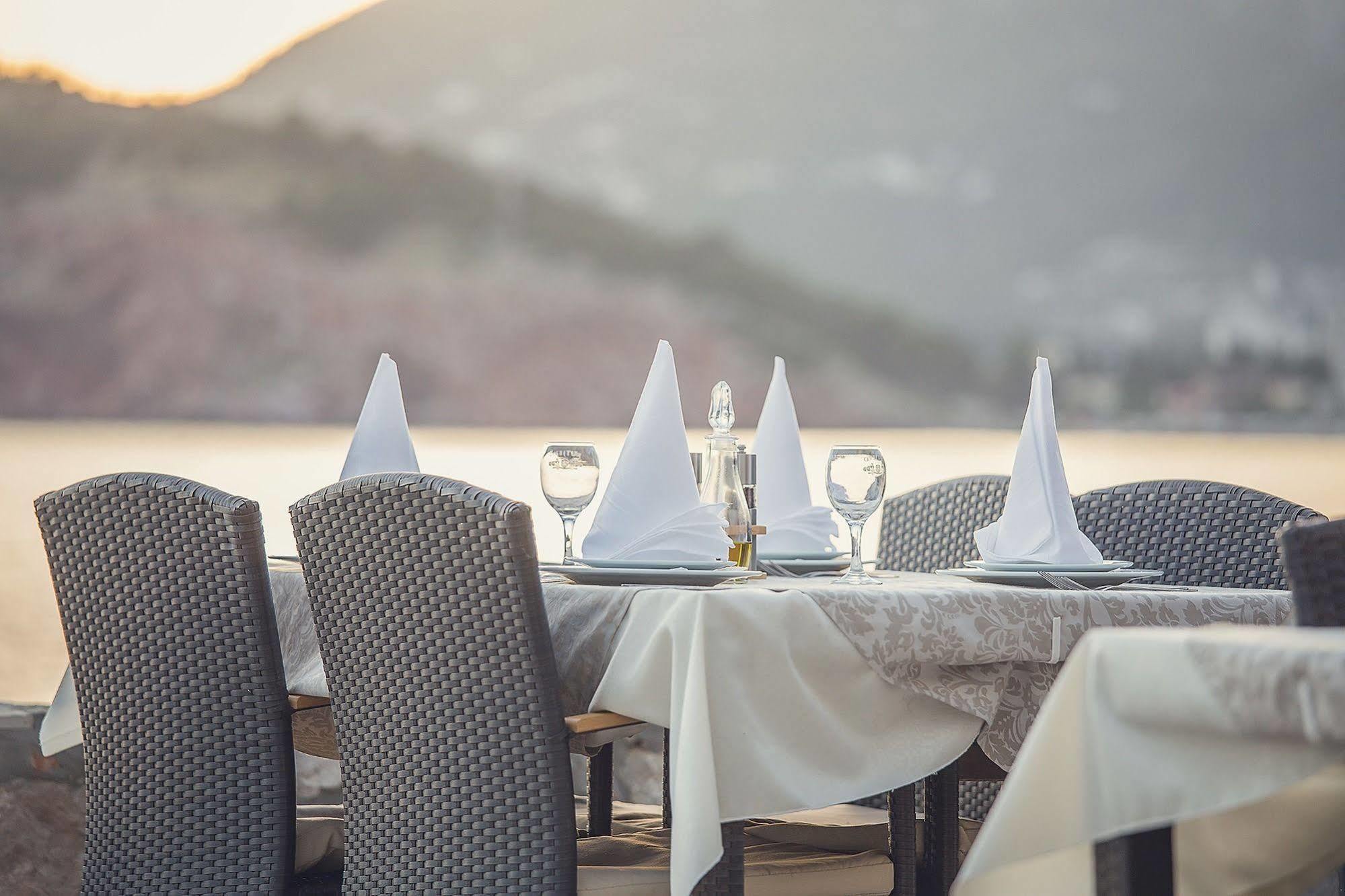 Love Live Hotel Sutomore Bagian luar foto
